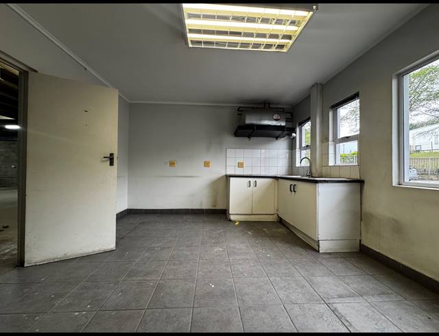 1,069M² WAREHOUSE TO LET IN BRIARDENE